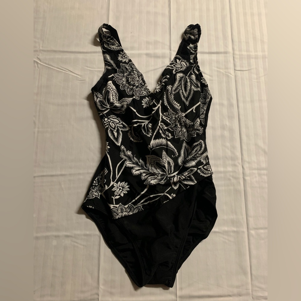 One piece swim suit